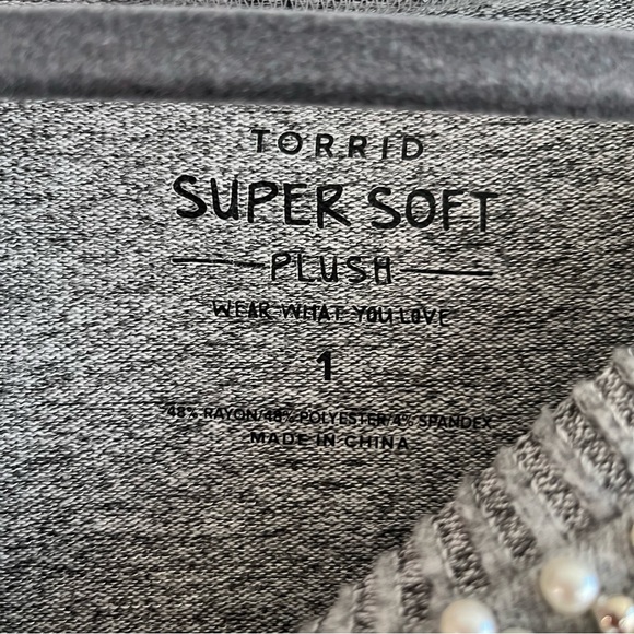 Torrid Sweater Gray w/ Pearls at Neck Super Soft Plush Crew Neck Knit Sz 1X (1) - Picture 8 of 15